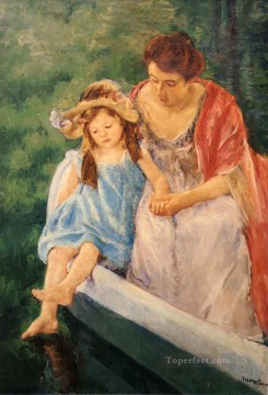 ドックスケープ Painting - ボートに乗った母と子 印象派 母親の子供たち メアリー・カサット